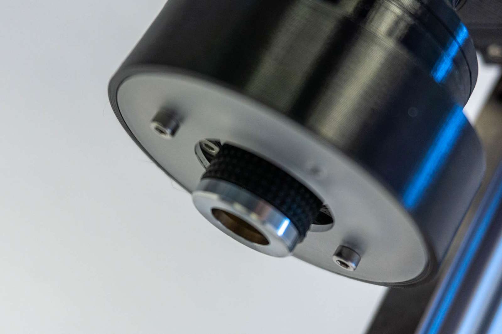 RGB ringlight mounted around the microscope objective with an additional diffusor